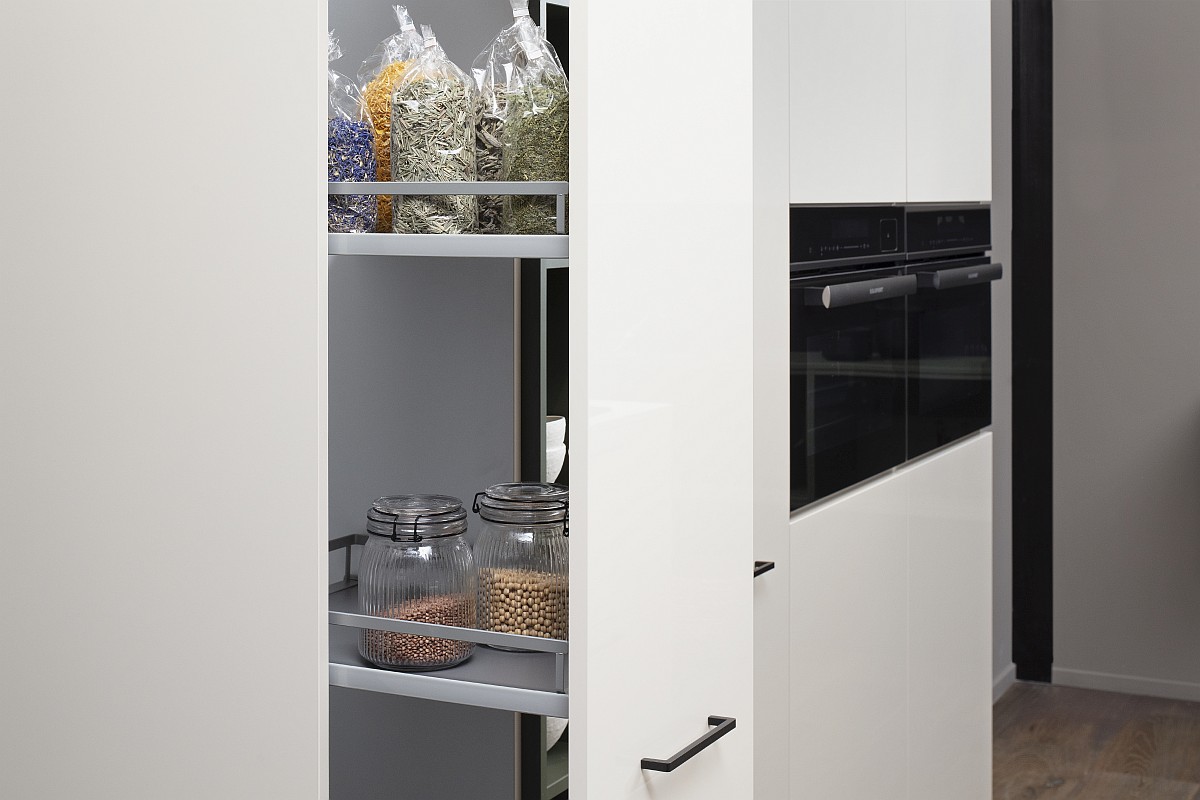 Häcker Küche weiß Apothekerauszug