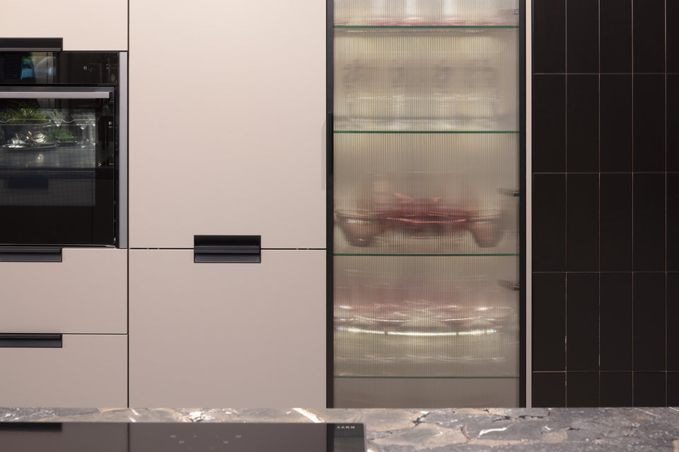 Geriffelte Glasscheiben in Vitrinenschrank in einer ansonsten altrosa gehaltenen Ballerina-Küche