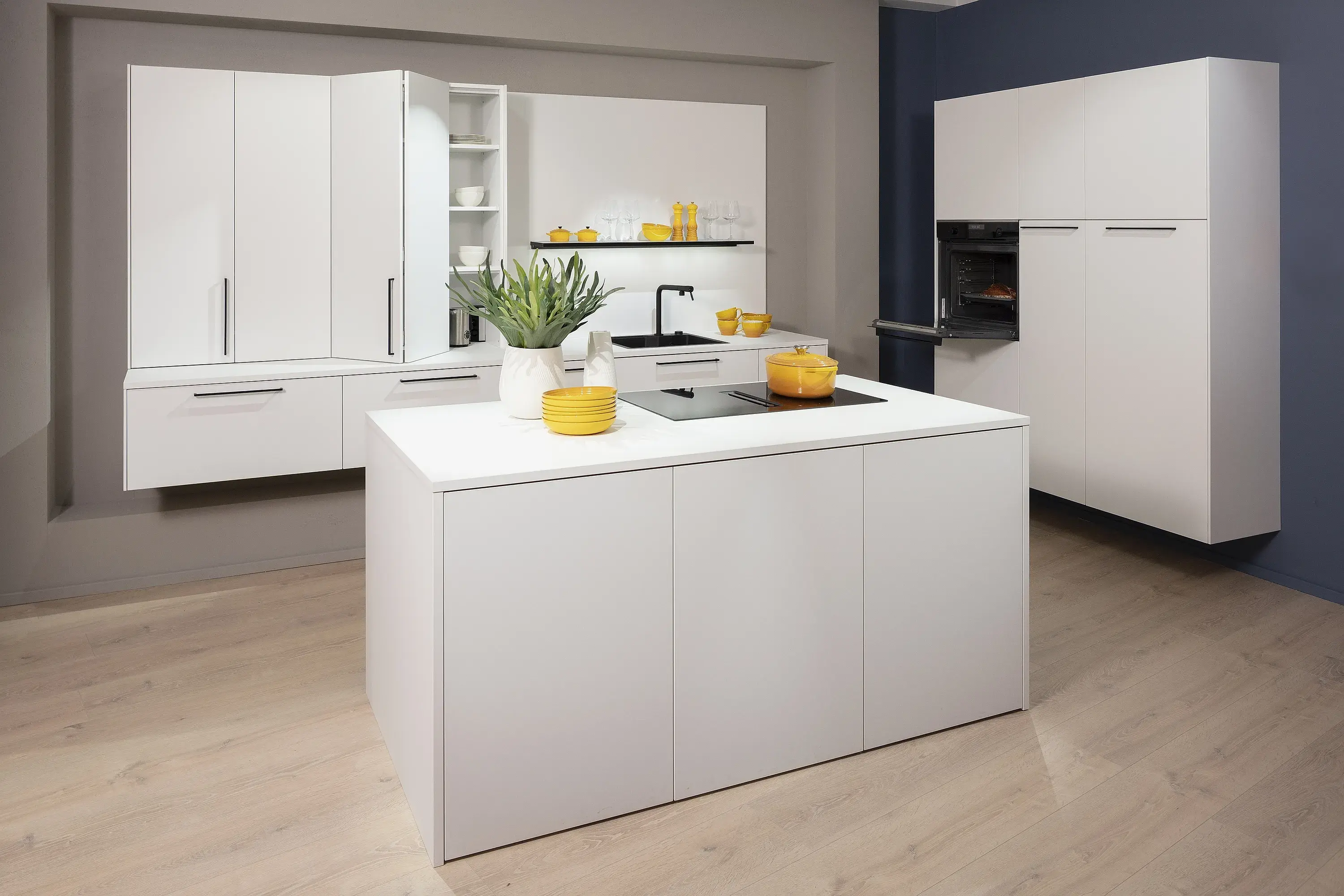 Schwebend montierte Küchenschränke Inselküche Häcker